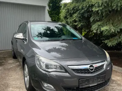 Gebraucht Opel Astra Sport 140 PS (102 kW) 2011 Grau Limousine