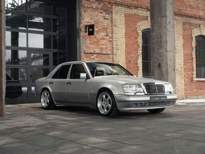 Usata Mercedes E500 322 CV (236 kW) 1991 Argento Berlina