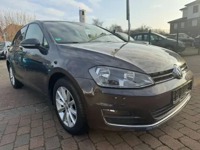 Gebraucht VW Golf VII LOUNGE 125 PS (91 kW) 2016 Kryptongrau metallic Limousine
