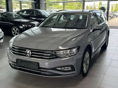 Gebraucht VW Passat 122 PS (89 kW) 2023 Moonstone gray Kombi