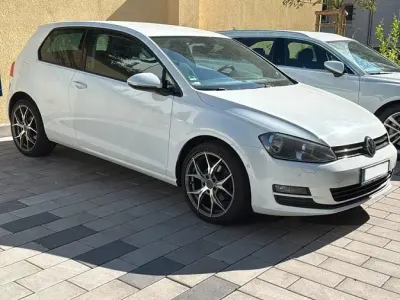 Gebraucht VW Golf VII 85 PS (62 kW) 2013 Weiß Limousine
