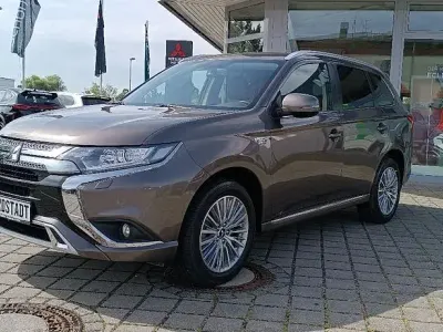 Gebraucht Mitsubishi Outlander P-HEV Basis 135 PS (99 kW) 2021 Braun SUV
