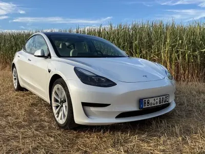 Gebraucht Tesla Model 3 Standard Range 208 kW (283 PS) 2022 Weiß Limousine