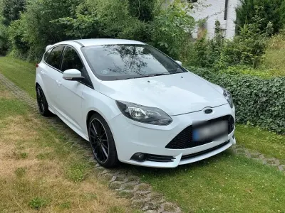 Gebraucht Ford Focus ST 250 PS (183 kW) 2014 Weiß Limousine