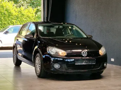 Gebraucht VW Golf VI Trendline 102 PS (75 kW) 2009 Deep black perleffekt Kleinwagen