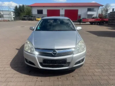 Używany Opel Astra 90 KM (66 kW) 2009 Srebrny Sedan/Limuzyna