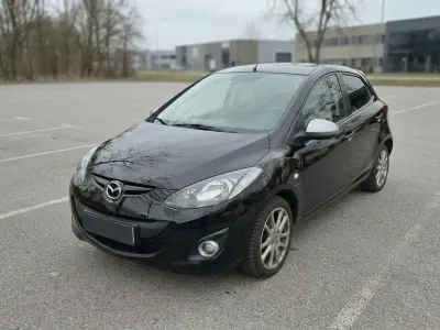 Używany Mazda 2 84 KM (61 kW) 2015 Czarny Sedan/Limuzyna