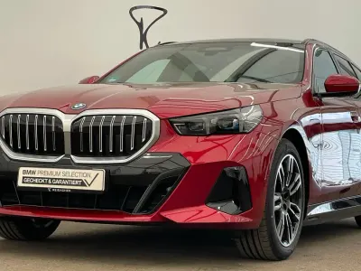 Gebraucht BMW 550e Comfort Edition 490 PS (360 kW) 2025 Fire red metallic Kombi
