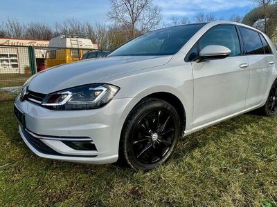 Weiß Gebraucht 2018 VW Golf VII Highline Limousine | 22.500 €