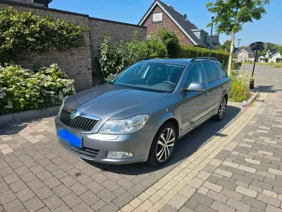 Gebraucht Skoda Octavia Ambition 105 PS (77 kW) 2012 Grau Kombi