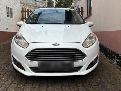 Gebraucht Ford Fiesta 101 PS (74 kW) 2014 Weiß Kleinwagen