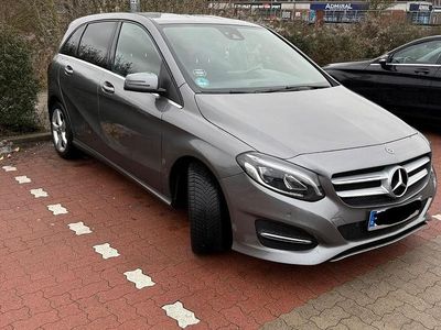 Usata Mercedes B180 109 CV (80 kW) 2017 Grigio Monovolume