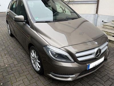 Grau Gebraucht 2013 Mercedes B180 Van / Kleinbus | 10.800 € (Fairer Preis)