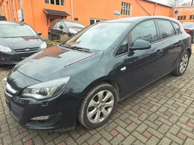 Gebraucht Opel Astra Style 136 PS (100 kW) 2014 Grün Limousine