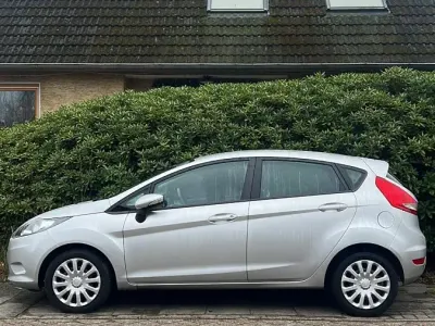 Gebraucht Ford Fiesta 80 PS (58 kW) 2010 Silber Kleinwagen