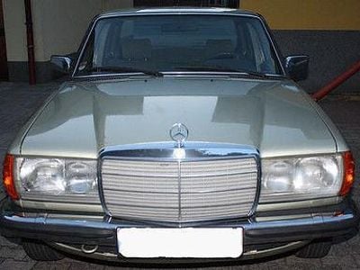 Gebraucht Mercedes E280 185 PS (136 kW) 1981 Grün metallic Limousine