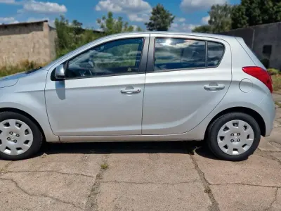 Gebraucht Hyundai i20 Comfort 101 PS (74 kW) 2012 Grau Kleinwagen