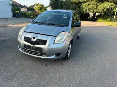 Gebraucht Toyota Yaris Cool 69 PS (50 kW) 2007 Silber Kleinwagen