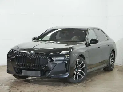 Gebraucht BMW 750e M Sport 489 PS (359 kW) 2025 Saphirschwarz met. Limousine