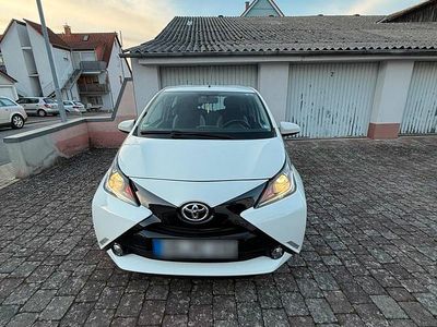 Gebraucht Toyota Aygo 69 PS (50 kW) 2014 Weiß Kleinwagen