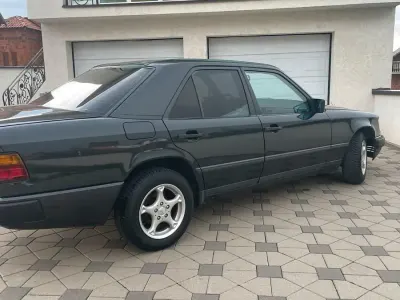 Gebraucht Mercedes 300 113 PS (83 kW) 1988 Schwarz Limousine