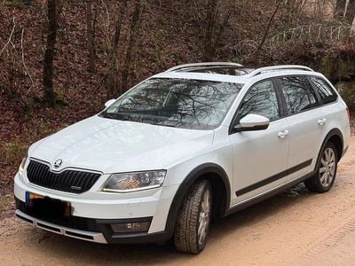 Weiß Gebraucht 2015 Skoda Octavia Scout 4x4 Kombi | 9.750 € (Superpreis)