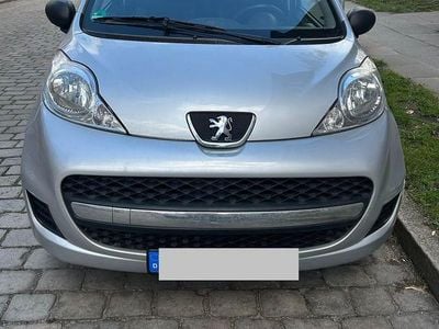 Usata Peugeot 107 68 CV (50 kW) 2010 Argento Utilitaria