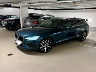 Używany Volvo V60 Momentum 250 KM (183 kW) 2019 Niebieski Kombi