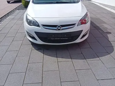 Gebraucht Opel Astra 110 PS (80 kW) 2013 Weiß Kombi