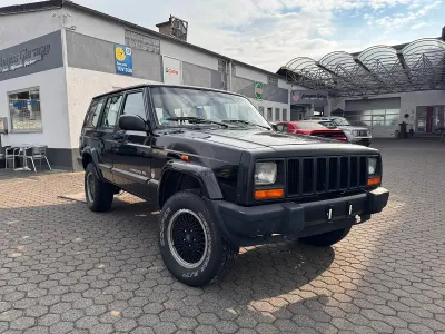 Käytetty Jeep Cherokee 120 HP (88 kW) 1999 Musta Katumaasturi