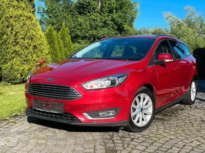 Gebraucht Ford Focus Titanium 125 PS (91 kW) 2017 Rot Limousine