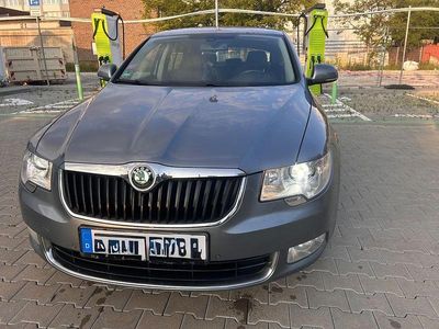 Silber Gebraucht 2010 Skoda Superb Elegance Limousine | 7.900 € (Fairer Preis)