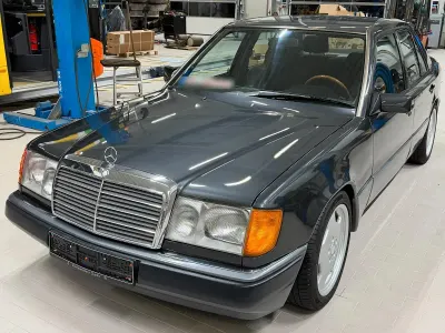 Używany Mercedes E300 180 KM (132 kW) 1990 Szary Sedan/Limuzyna