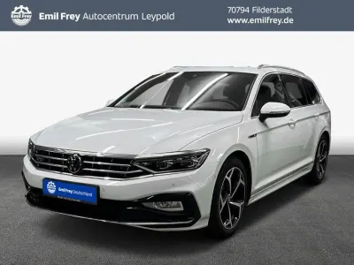 Gebraucht VW Passat R-line 150 PS (110 kW) 2024 Gletscherweiß metallic Kombi