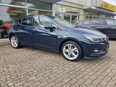 Weiß Gebraucht 2015 Opel Astra Ultimate Limousine | 9.750 €