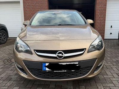 Gebraucht Opel Astra Edition 140 PS (102 kW) 2013 Gold Limousine