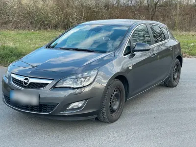 Usado Opel Astra Design Edition 140 HP (102 kW) 2011 Cinzento Sedan