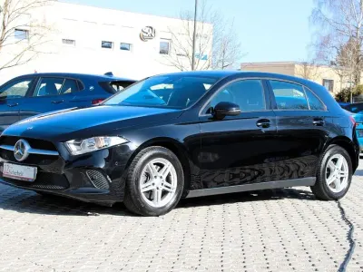 Gebraucht Mercedes A180 116 PS (85 kW) 2022 Schwarz Limousine