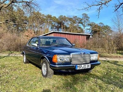 Usado Mercedes 230 136 HP (100 kW) 1982 Azul Coupé