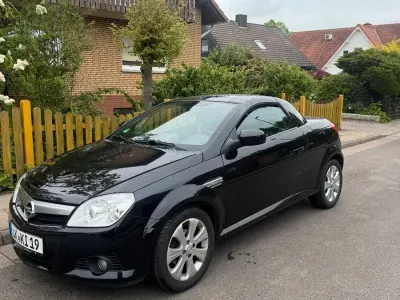 Używany Opel Tigra 90 KM (66 kW) 2008 Czarny Kabriolet