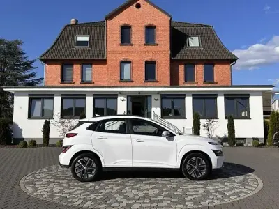 Gebraucht Hyundai Kona Select 100 kW (136 PS) 2022 Weiß SUV