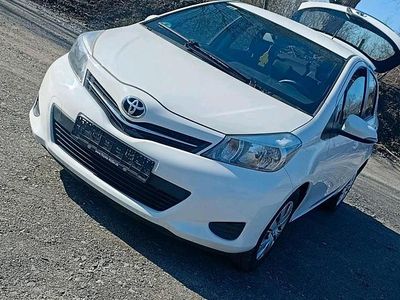 Gebraucht Toyota Yaris 69 PS (50 kW) 2012 Weiß Kleinwagen