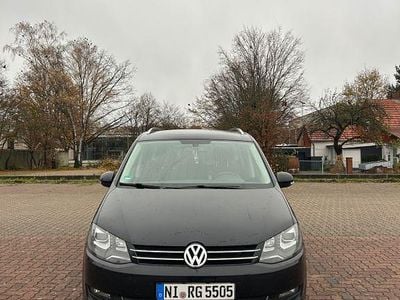 Second-hand VW Sharan Life 140 CP (102 kW) 2015 Negru Monovolum