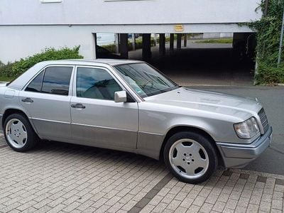 Gebraucht Mercedes 200 75 PS (55 kW) 1994 Silber Limousine