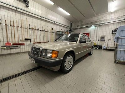 Gebraucht Mercedes 190 118 PS (86 kW) 1989 Gold Limousine