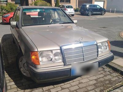 Gebraucht Mercedes E230 1990 Gold Limousine