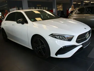 Gebraucht Mercedes A180 AMG line 136 PS (100 kW) 2023 Weiß Limousine