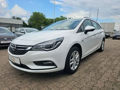Gebraucht Opel Astra Edition 110 PS (80 kW) 2019 Schneeweiss/summitwhite/arctic Kombi
