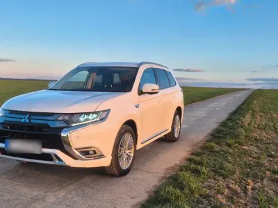 Gebraucht Mitsubishi Outlander P-HEV Plus 224 PS (164 kW) 2019 Weiß SUV