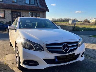 Weiß Gebraucht 2015 Mercedes E200 Avantgarde Limousine | 18.500 €